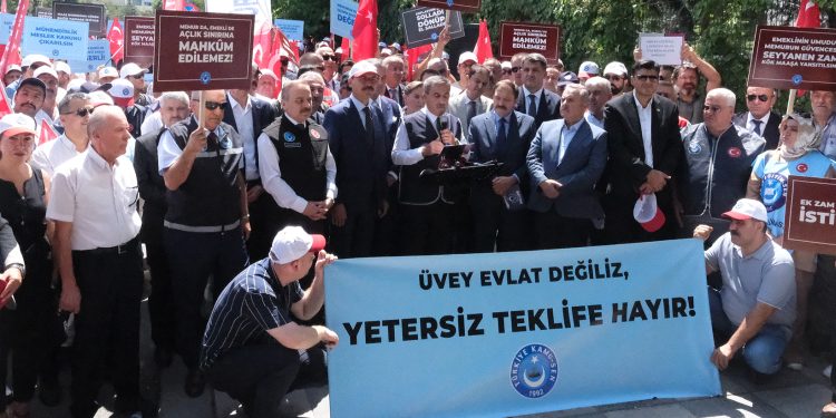 “YETERSİZ TEKLİFİ KABUL ETMİYORUZ” DİYEREK TÜM TÜRKİYE’DE ALANLARI DOLDURDUK