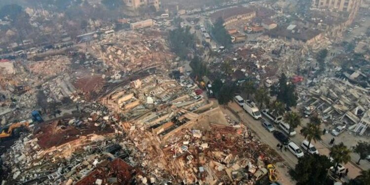 DEPREM BÖLGESİNDEKİ KAMU ÇALIŞANLARINA AFET TAZMİNATI ÖDENSİN, BARINMA SORUNLARI ÇÖZÜLSÜN!