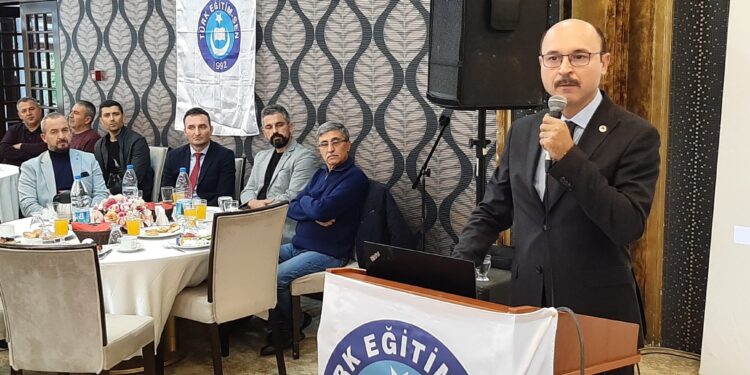 Üniversite İdari Personele Yer Değişikliği Hakkı Verilmesi İçin Şubelerimiz Aracılığıyla Bir İmza Kampanyası Düzenliyoruz